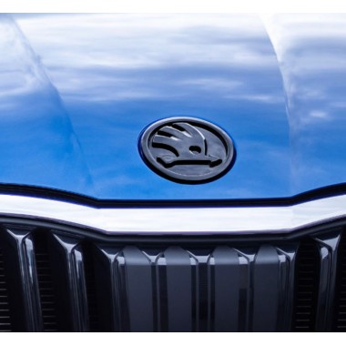 Черная эмблема на капот Skoda Octavia IV A8 2020-2021 бренд – Skoda Auto (Чехия) главное фото